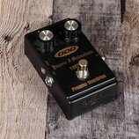 Černý efekt pedál s kovovým tělem. Na horní straně jsou dva ovládací knoflíky, stoupací spínač a nápisy: logo DOD, Yngwie J Malmsteen, YJM2 a Preamp…