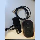 Shure MV7X se zvukovkou a ramenem