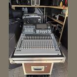 Digitální mixážní pult v transportním kufru s hliníkovými hranami. Na zařízení je nápis STUDIOLIVE 32SC a logo PreSonus. Povrch obsahuje displej, mno…