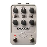 Stříbrný efektový pedál s nápisy KNUCKLES a '92 REV F DUAL REC AMPLIFIER. Zařízení má šest černých otočných ovladačů s popisky GAIN, PRESENCE, OUTPUT…
