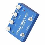 Modrý kytarový efekt pedál s bílými oválnými knoflíky. Na horní straně jsou nápisy VOLUME, TONE, OVERDRIVE a BOOST, doprovázené textem FULL-DRIVE 2 M…
