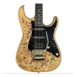 Elektrická kytara s tvarem typu Stratocaster v žluté barvě s výrazným efektem opotřebení a odloupaného laku. Nástroj má černý pickguard, tři snímače…