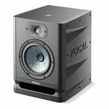 Černý studiový subwoofer s matným povrchem. Na přední straně jsou dva reproduktory a nápisy FOCAL nad velkým membránovým hovorovým jednotkou a v doln…