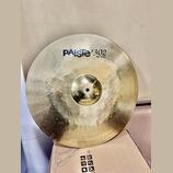 Zlatý kovový činel s viditelným rýhováním povrchu. Na horní části je černý nápis PAiste 302 a pod ním menší text 20" Ride. Povrch vykazuje drobné škr…