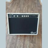 Bílý akustický kytarový zesilovač s černým textilním maskováním reproduktoru. Na horním ovládacím panelu je nápis ACOUSTIC GUITAR AMPLIFIER AF60 a v…