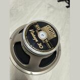 Kruhový reproduktor s kovovým rámem v šedé barvě. Na středovém černém štítku s gold okrajem je uveden nápis CELESTION, G12 Vintage 30 a 16 ohms. Okra…