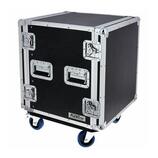 Černý transportní flightcase s hliníkovými hranami a rohy. Bedna je vybavena dvěma rukojetmi, čtyřmi uzavíracími zámky a čtyřmi modrými kolečky. V do…
