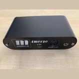 Černý kovový box s nápisy m miditech a 4merge. Na přední straně se nachází USB port, pětipólový MIDI konektor a tlačítko napájení. Pod USB portem je…