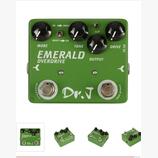 Zelený efekt pedál s nápisy EMERALD OVERDRIVE a Dr. J. Na horní straně jsou tři černé otočné knoflíky s popisky MORE, TONE a DRIVE, přepínač BOOST/OD…