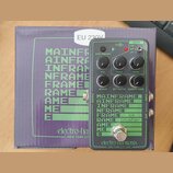 Šedý efekt pedál s nápisy MAINFRAME, bit crusher a značkou electro-harmonix NEW YORK CITY, USA. Zařízení má pět černých otočných ovladačů s popisky V…