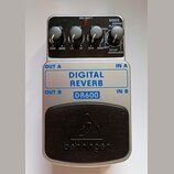 Stříbrný efekt pedál s nápisy DIGITAL REVERB a DR600. V horní části jsou čtyři ovládací knoflíky, přepínač MODE s variantami SPRING, PLATE, HALL, ROO…