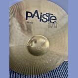 Zlatý mosazný činel s koncentrickým žebrováním povrchu. Na horní straně je černý nápis PAiste, pod ním text 20" RIDE a napravo označení 101 BRASS. Po…