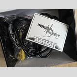 Stříbrný obdélníkový napájecí adaptér s nápisem POWER PLANT Junior. Pod logem je text 9 VOLT DC OUTPUTS - ISOLATED a pět očíslovaných polí od 1 do 5.…