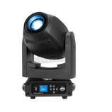 Černý pohyblivý reflektor typu moving head. Na spodním ovládacím panelu je digitální displej s číslem 001, ovládací tlačítka a logo ADJ. Pod displeje…