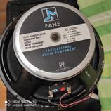 Fotografie zachycuje zadní stranu černého reproduktoru s kovovým krytem. Na stříbrném štítku jsou nápisy FANE, CLASSIC, KP12-150C, 150 WATTS(RMS), 30…