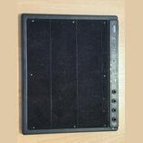 Černý obdélníkový pedálboard s povrchem z černého textilu. Na pravé straně je ovládací panel s nápisem Warwick a pod ním menším písmem BY WARWICK. Pa…