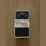 Bílý ladicí pedál s nápisy OUTPUT, BYPASS a Chromatic Tuner TU-3. V horní části je displej s označením CHECK, stupnicí od -50 do +50 a nápisy STREAM/…