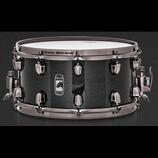 Černý snare drum s kovovými obručemi a mechanismem na napnutí. Na korpusu je umístěno logo se štítem, nápisy BLACK a PANTHER a vyobrazením pantera. N…