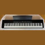 Černý digitální piano s klávesnicí. Na horním panelu a na krytu je bílý nápis YAMAHA. V pravé části ovládacího panelu je uveden model P-85. Povrch kr…