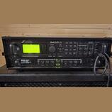 Černý rackový set dvou zařízení. Horní jednotka je procesor s nápisem FRACTAL AUDIO SYSTEMS Axe-Fx II XL, vybavený displejem a řadou ovládacích tlačí…