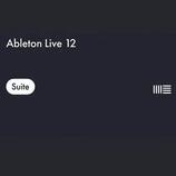 Snímek zobrazuje tmavé pozadí s bílým textem. V horní části je nápis Ableton Live 12 a vlevo dole se nachází bílé oválné tlačítko s nápisem Suite. V…