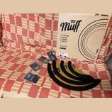 Sada tlumičů na bicí nástroje v kartonové krabici a s příslušenstvím. Na krabici je nápis Mr. Muff, VINTAGE DRUM SOUND TOOLS, MADE IN GERMANY a logo…
