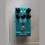 Tyrkysový efekt pedál s nápisy MXR, BASSINNOVATIONS a bass chorus deluxe. Obsahuje čtyři černé ovládací knoflíky s popisky INTENSITY, X-OVER, FLANGER…