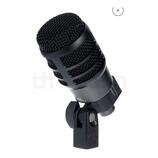 Černý dynamický mikrofon s mřížkou a v držáku. Na těle je nápis audio-technica AT8471 a dále AT84250 STUDIO MICROPHONE. Na držáku je viditelné kulaté…
