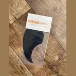 Černý plastový plech (pickguard) do kytary v originálním plastovém obalu. Na horní papírové kartonové části je nápis GUITARWORKS s logem Gear4music a…