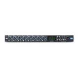 Černý rackový audio interface s osmi identickými kanály ovládání. Každý kanál obsahuje dva modré otočné knoflíky s popisky Gain a Comp, bílé tlačítko…