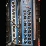 Modrý rackový audio procesor s nápisem SoundCraft, dbx a DigiTech. Zařízení obsahuje řadu XLR konektorů, USB port, vstup LINE IN a ovládací prvky jak…