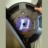 Zadní strana černého reproduktoru s kovovým rámem. Uprostřed je fialový štít s bílým nápisem beyma a texty IBPI200ND/N, P200N Series, LOW FREQUENCY L…
