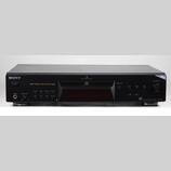 Černý přehrávač disků s nápisy SONY a Multi Channel / Direct Stream Digital. Na předním panelu je CD slot s nápisem SUPER AUDIO CD, displej a ovládac…