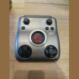 Stříbrný efektový pedál pro kytaru s nápisy GUITAR EFFECTS PEDAL a G1. Uprostřed se nachází červené digitální displej s číslicemi 8.8 a ovládacími tl…