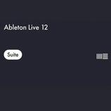 Snímek zachycuje tmavé pozadí s bílým textem. V horní části je nápis Ableton Live 12 a vlevo dole se nachází bílé oválné tlačítko s nápisem Suite. V…