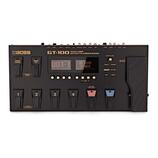 Černý kytarový procesor s nápisy BOSS a GT-100 AMP EFFECTS PROCESSOR. Zařízení má dvě digitální displeje, z nichž na levém je vidět text U01-1 a na p…