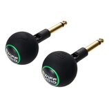 Dva černé konektory typu jack se zlatými hroty a kulatými gumovými úchyty. Na čele každého úchytu je zelený kruh a bílý nápis SWIFF AUDIO. Na horní č…