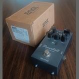 Černý efekt pedál s nápisy Powerball a ENGL CUSTOM PEDAL SERIES. Na horní straně jsou tři černé otočné ovladače s popisky BASS, MIDDLE a TREBLE. V do…