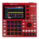 Červený sampler Akai MPC One+ s černým displejem a gumovými pady. Na horní hraně je nápis MPC ONE+ a v pravém horním rohu logo AKAI PROFESSIONAL. Zař…