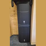 Dvě černé reproduktorové bedny s kovovou mřížkou v horní části. Na obou je umístěn stříbrný štítek s nápisy JBL a PRX 400. Povrch beden vykazuje mírn…