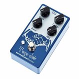 Modrý efekt pedál s bílým nápisem Tone Job a EarthQuakerDevices. Na horní straně jsou čtyři černé otočné knoflíky s popisky Level, Treble, Mid a Bass…