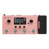 Růžový kytarový procesor Hotone Ampero s digitálním displejem a ovládacími knoflíky. Na horní části je nápis AMPERO Amp Modeler / Effects Processor a…