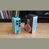 Světle modrý efekt pedál s nápisem MOOER a označením SYNTH. Na horní části jsou čtyři černé ovládací knoflíky s popisky SPEED, ATTACK, HIGH CUT a LOW…