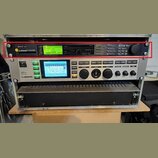 V racku jsou umístěna dvě zařízení značky t.c. electronic. Horní jednotka má nápis FineTune a obsahuje malý zelený displej, několik tlačítek a jeden…