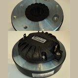 Dvě fotografie reproduktoru s hliníkovým základem a černým plastovým krytem. Na horním krytu je bílý štítek s nápisy RCF MADE IN ITALY a 25118030. Na…