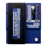 Modrý efekt pedál Bass WHAMMY s černým ovládacím pedálem. Na pravé straně je ovládací panel s nápisy HARMONY, WHAMMY a Bass WHAMMY, řadou červených L…