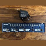 Modrý basový efektový pedál s nápisem BASS FLY RIG a TECH 21. Na předním panelu jsou ovládací knoflíky, přepínače a nápisy CHORUS/TUNER, OCTAFILTER,…