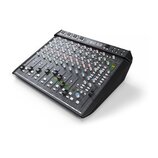 Míčovací pult v černé barvě s kovovým povrchem a řadou ovládacích prvků. Na horní části je nápis Solid State Logic BIG Six a v pravém dolním rohu log…