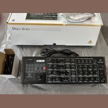 Černý analogový polyfonní syntetizátor s nápisem Pro-800 a logem Behringer. Přístroj obsahuje řadu potenciometrů, tlačítek pro výběr programů a ovlád…