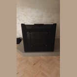 Černý, hranatý reproduktorový box s lesklým povrchem. Horní hrana je zakončena stříbrnými kovovými prvky a úchyty. Na přední černé ploše nejsou žádné…